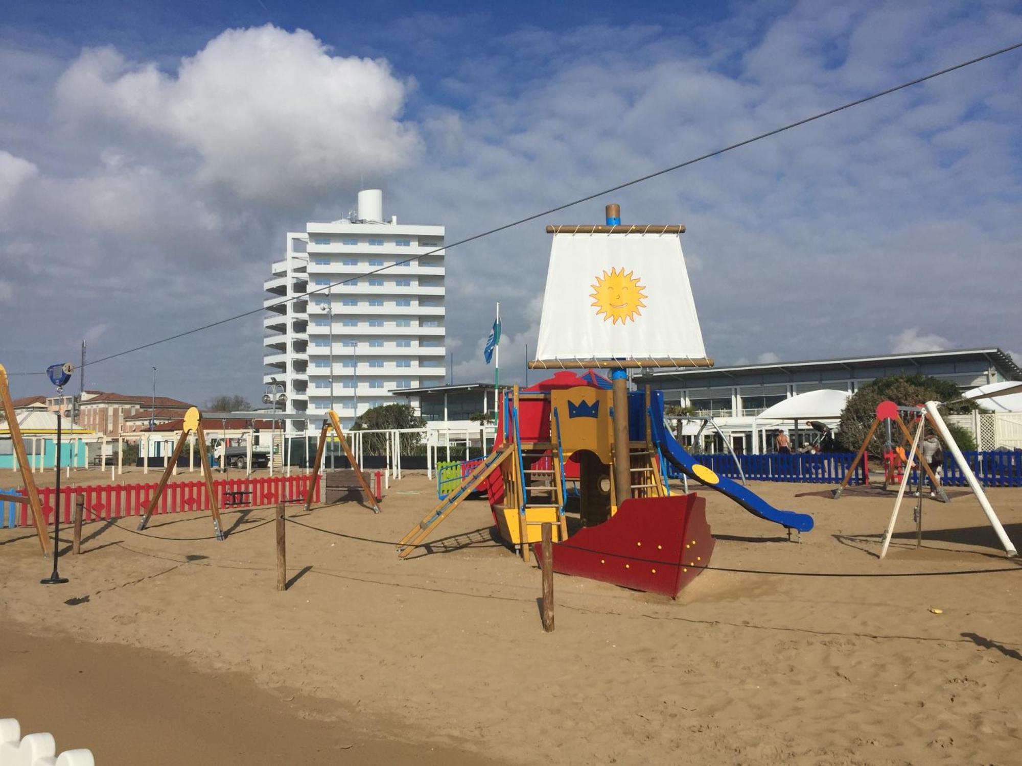 Beach Palace With Small Swimming Pool, Private Beach, Parking リド・ディ・イエゾロ エクステリア 写真